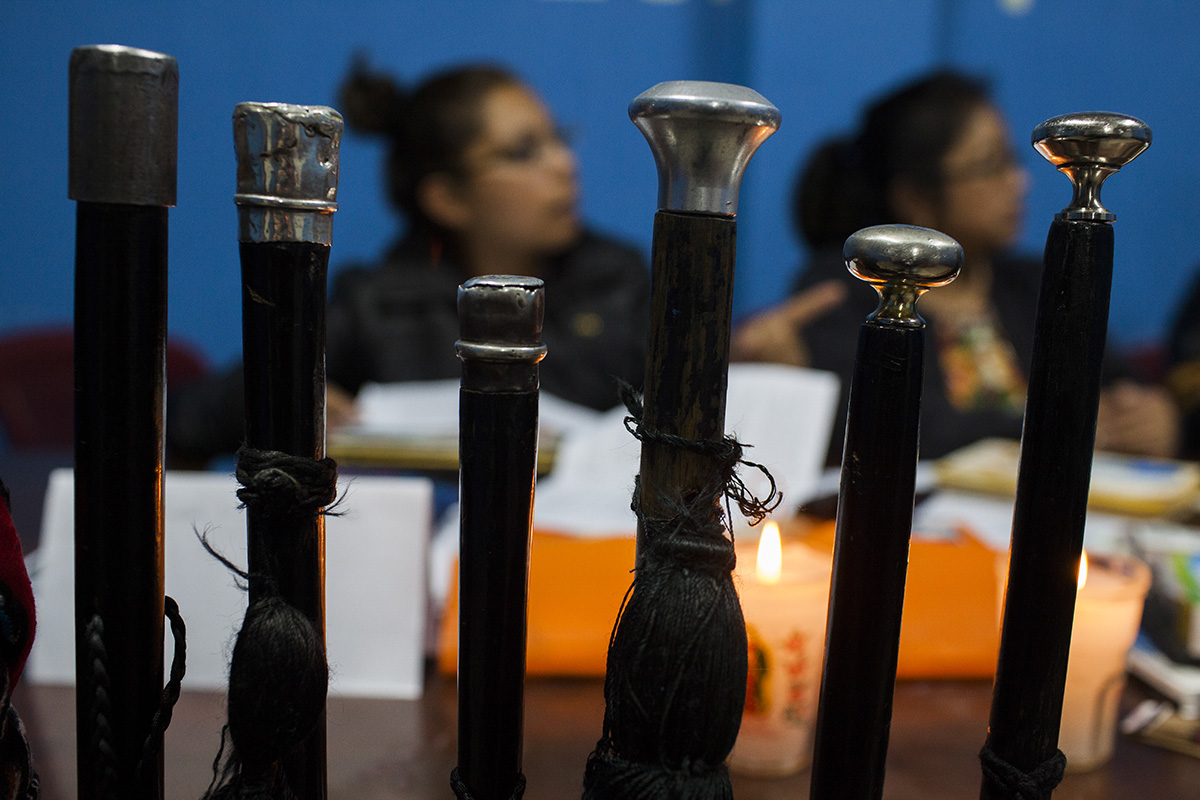 Las varas de las autoridades de los 48 cantones presentes durante una sesión de atención a la población, en Totonicapán.  Agosto 2016. Simone Dalmasso
