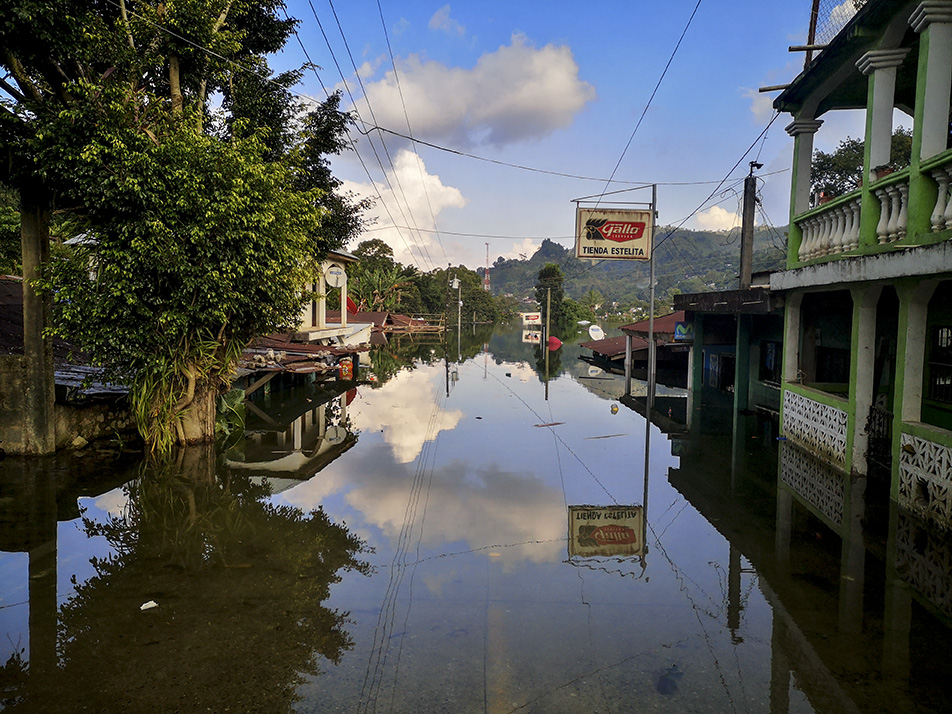 Una calle del centro de Campur, completamente inundado, después del paso de la tormenta Eta. Juana Guerrero