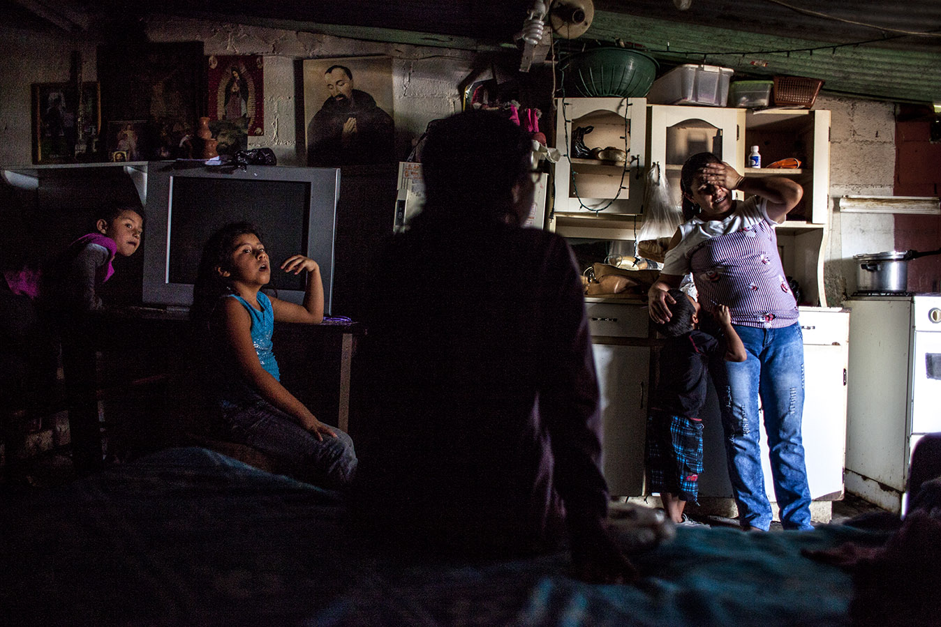 Mayra Morales, madre soltera de 32 años. Está preocupada por el camino que está tomando el mayor de sus 6 hijos, que ya no le presta atención y se está dejando llevar por las malas influencias del barrio. Simone Dalmasso