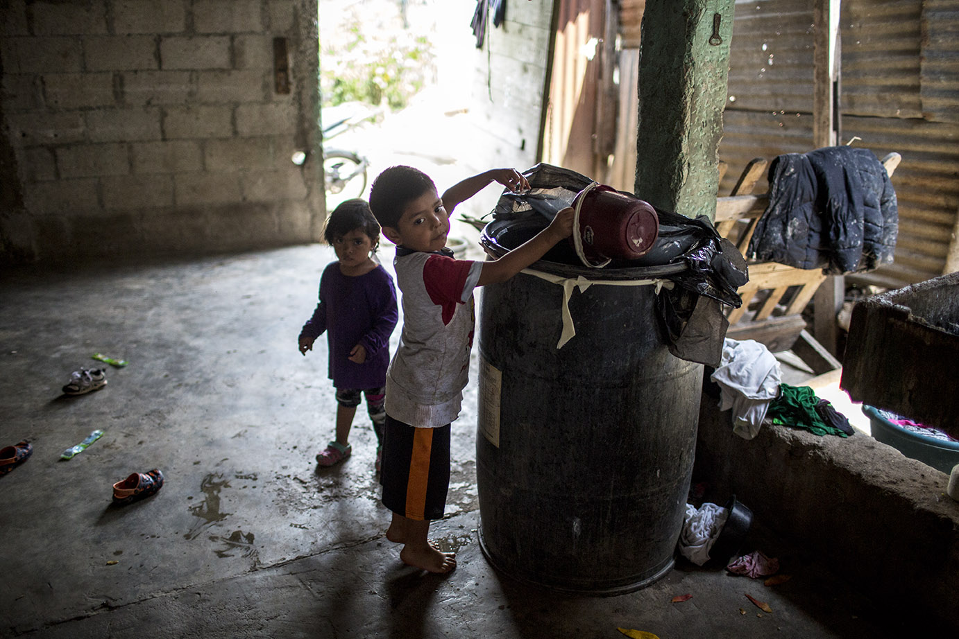 Oscar Daniel, 5, ayuda a llenar el tanque de agua en casa de la abuela, Norma Idalia Ciam de Guamuch, en la aldea Lo de Rodríguez, sector 2 Vuelta Grande, zona 18 capitalina, en mayo 2020. Simone Dalmasso