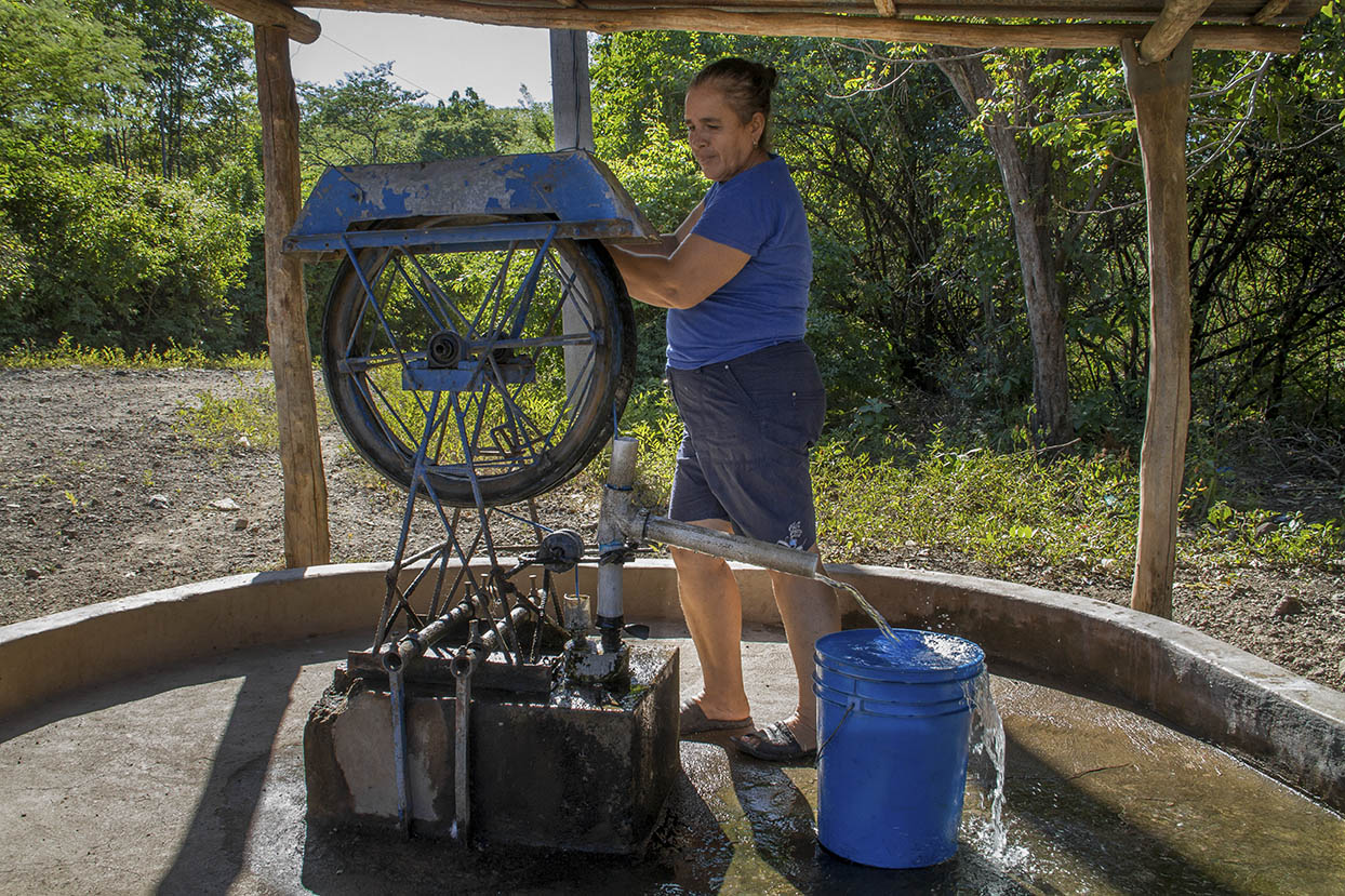 María Tomasa Obando utiliza el pozo artesanal para abastecerse de agua. Margarita Montealegre