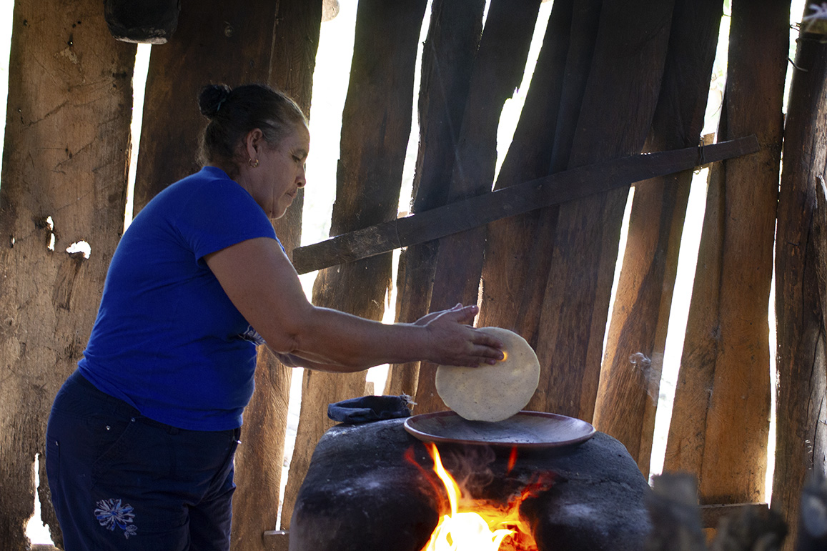 María Tomasa Obando palmeando tortillas. Margarita Montealegre