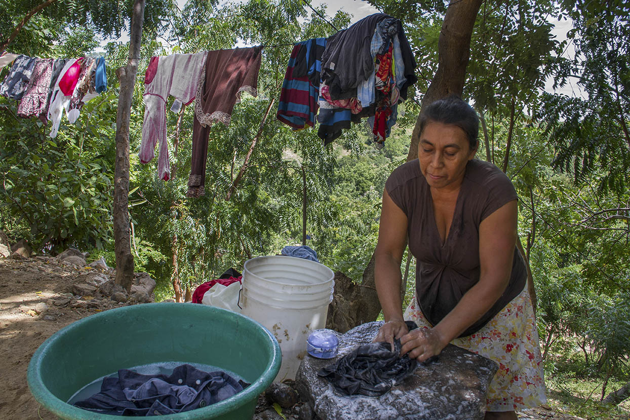 Leonor Salgado lava la ropa de su familia. Margarita Montealegre