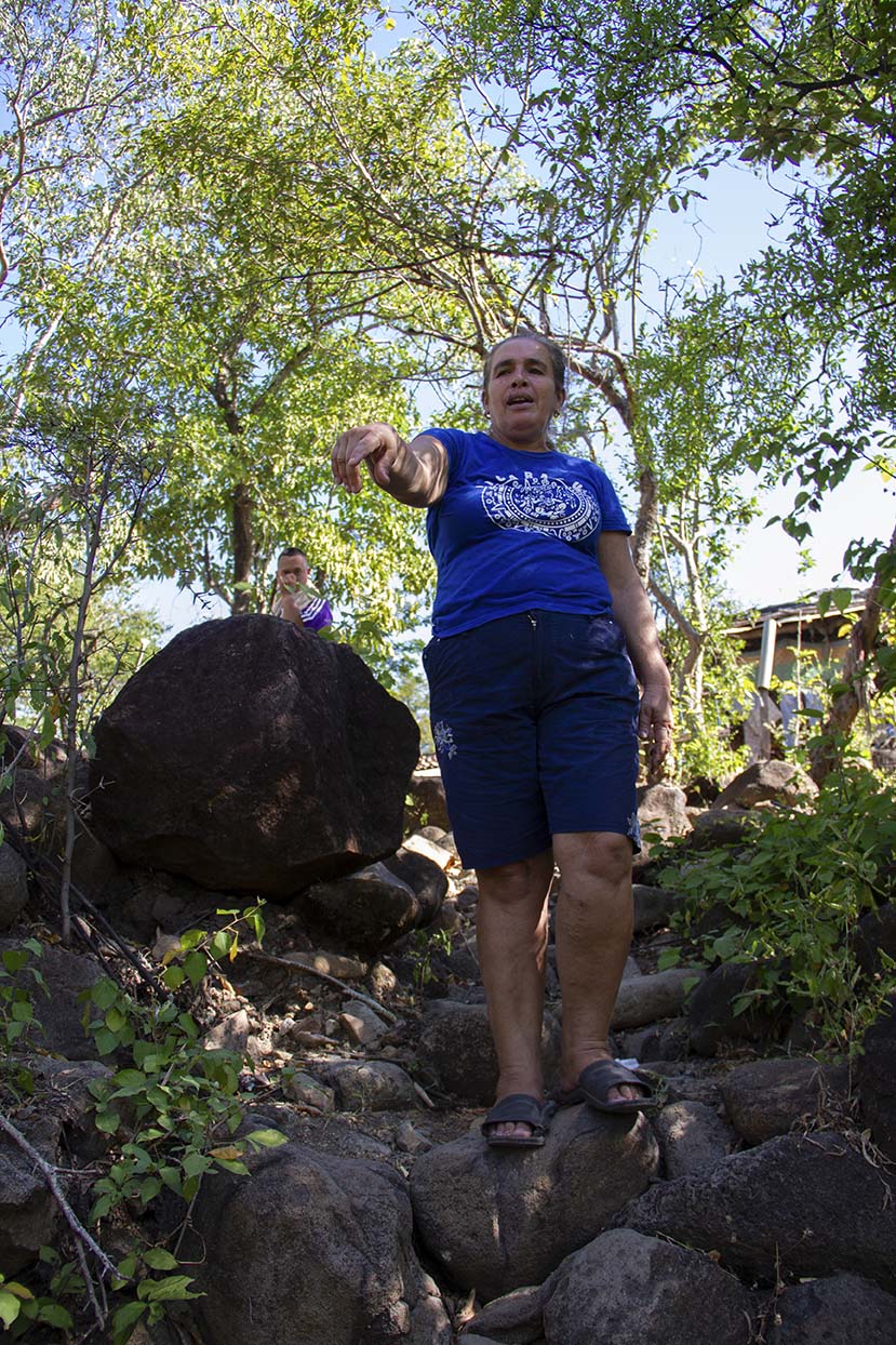 María Tomasa Obando señala el sitio del accidente que tuvo en la quebrada del río. Margarita Montealegre