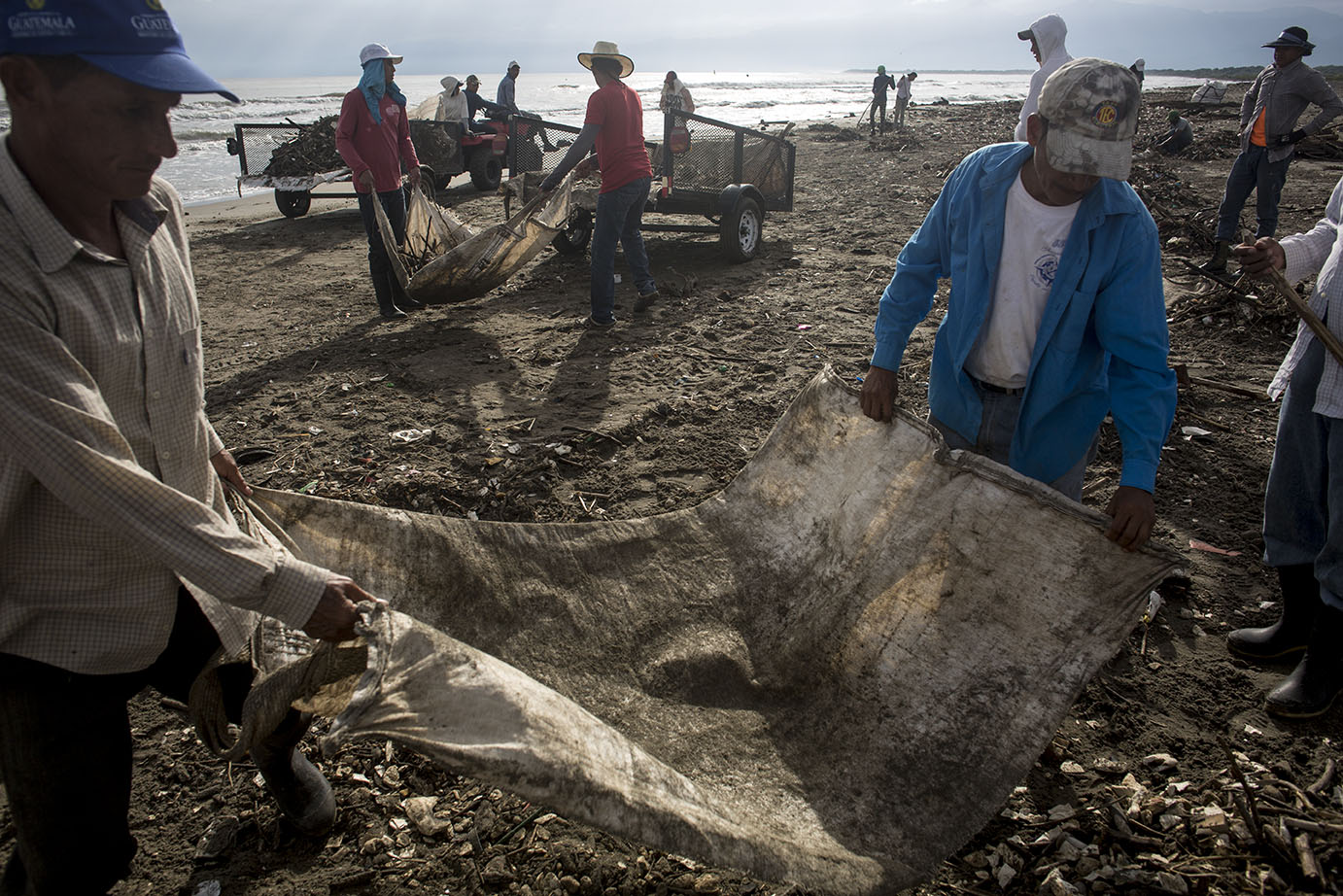 Empleados del MARN, en su mayoría originarios de la aldea El Quetzalito, limpian la playa donde desemboca el río Motagua. Noviembre 2019. Simone Dalmasso