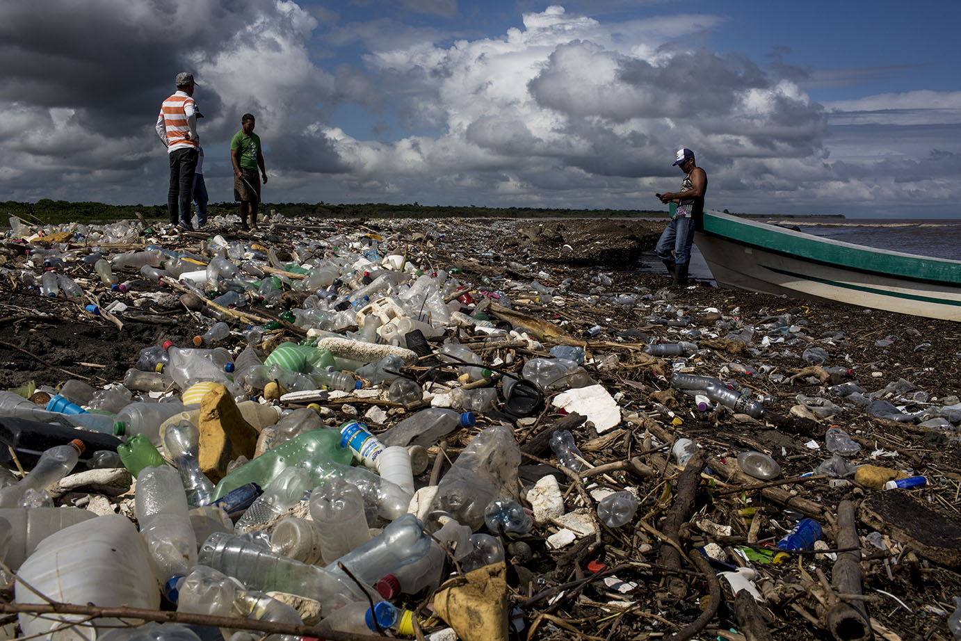 Una parte de playa de la aldea El Quetzalito, Puerto Barrios, completamente invadida por desechos de plástico traídos por el río Motagua. Noviembre 2019. Simone Dalmasso