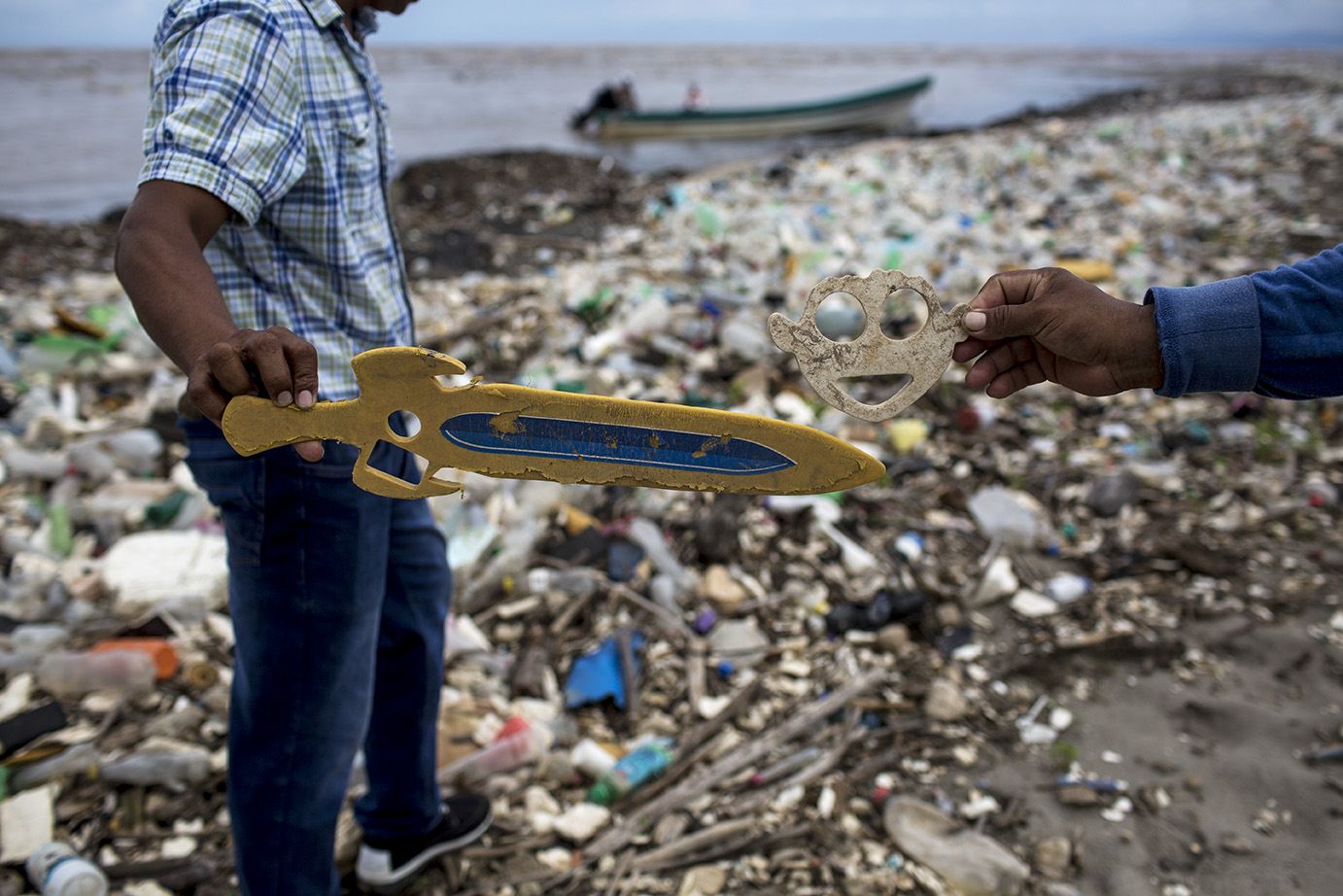Un par de objetos insólitos encontrados en el basurero de plásticos, en la playa donde desemboca el río Motagua. Simone Dalmasso