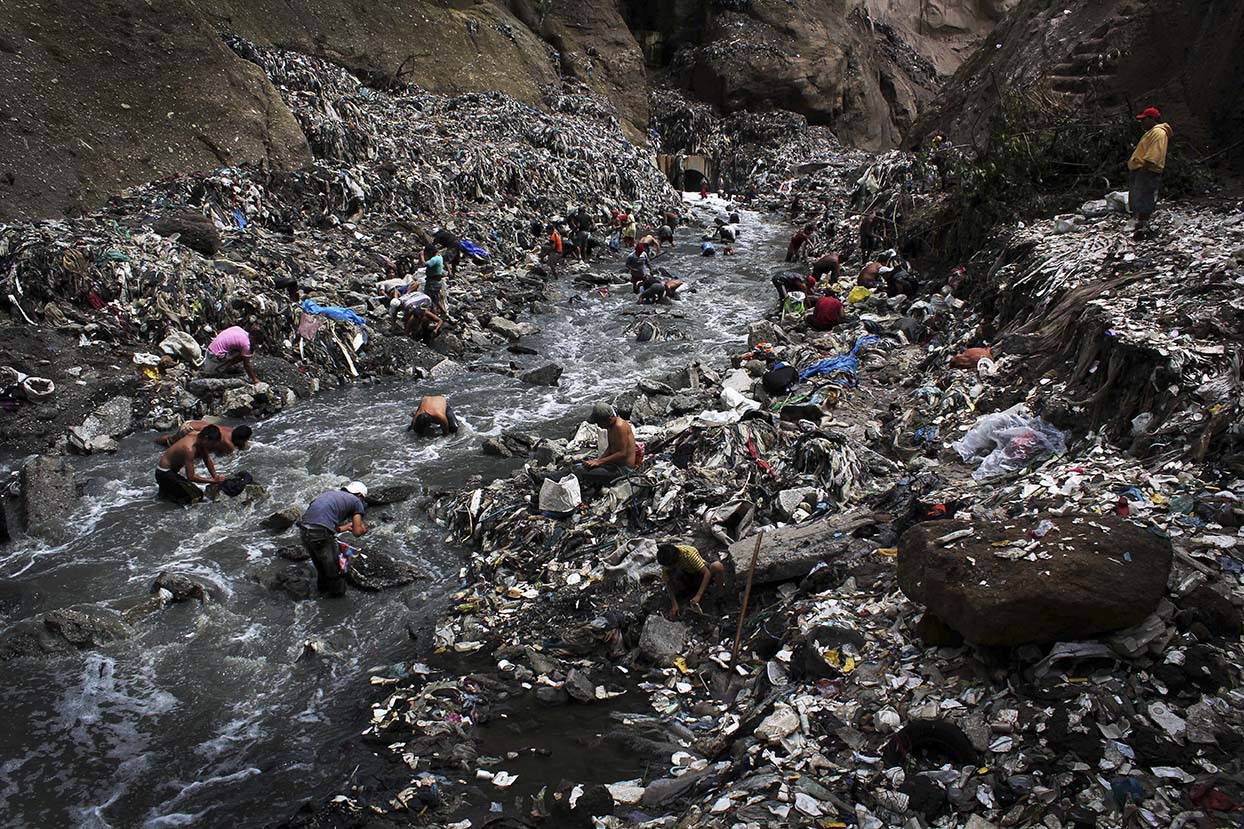 El arroyo del río La Barranca, debajo del relleno sanitario de la zona 3 capitalina, en octubre 2011. Durante la época de lluvia, trabajadores informales pueblan ese lugar, conocido como la mina, en búsqueda de metales entre los desechos. Simone Dalmasso