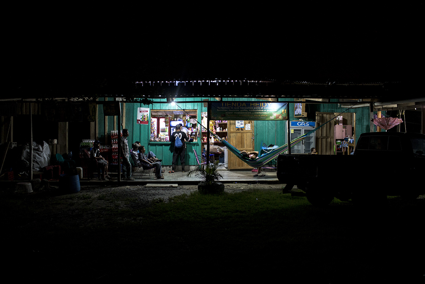 Por la noche, en la aldea El Quetzalito, la mayoría de sus habitantes se reúne en los patios de tiendas y casas para mirar televisión. Simone Dalmasso