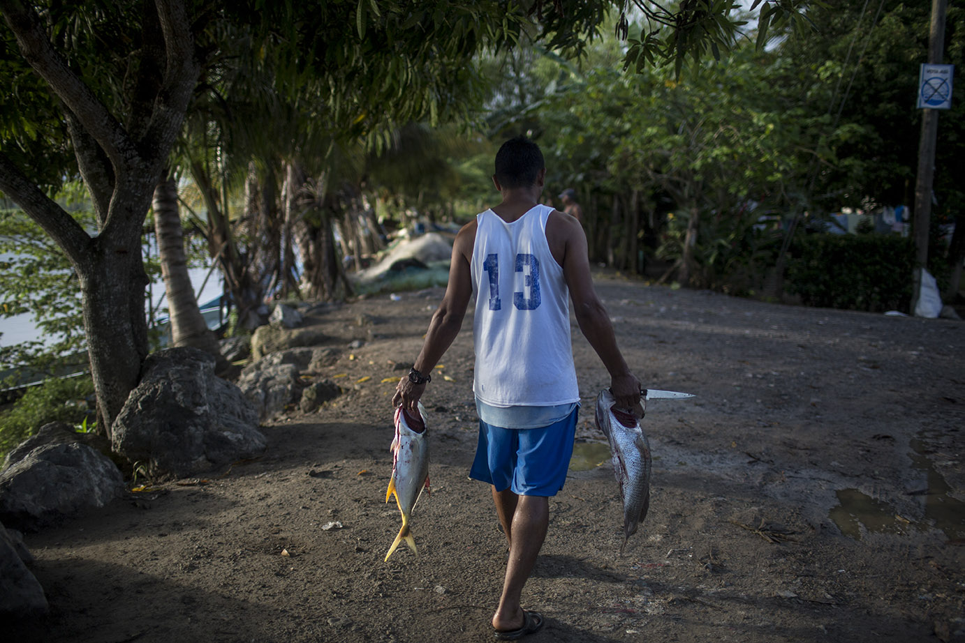Josué Ayala regresa a su casa, por la madrugada, con la pesca del día. Simone Dalmasso