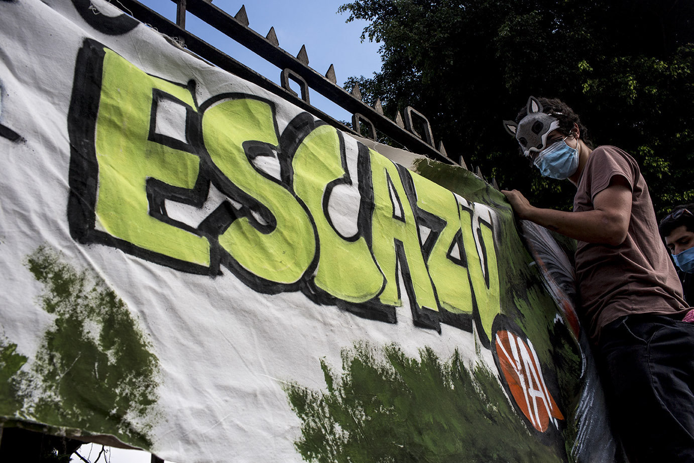 Un activista cuelga frente a la entrada del MARN una pancarta de crítica a la gestión municipal de los recursos ambientales, el martes 27 de octubre. Simone Dalmasso