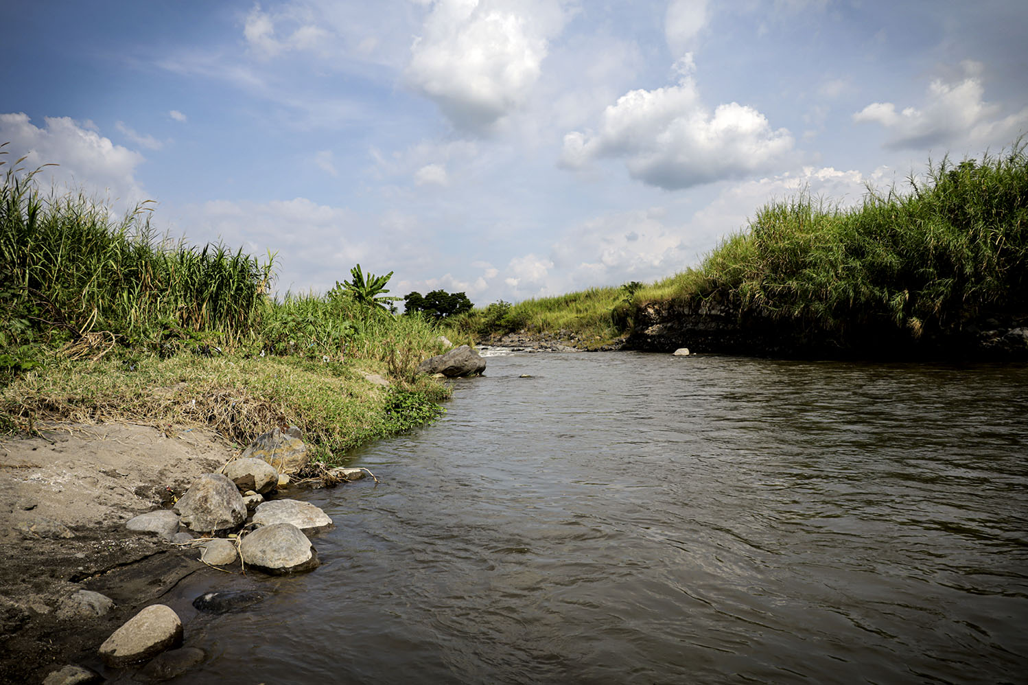 Cuenca del río Madre Vieja en su paso por Patulul, donde se ha instalado un corredor biológico para prevenir la disminución o sequía del caudal. Andrea Godínez