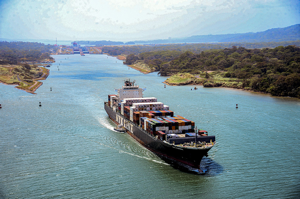 Una nave de carga empieza su recorrido por el canal de Panamá, en una foto de enero 2012. Román Dibulet