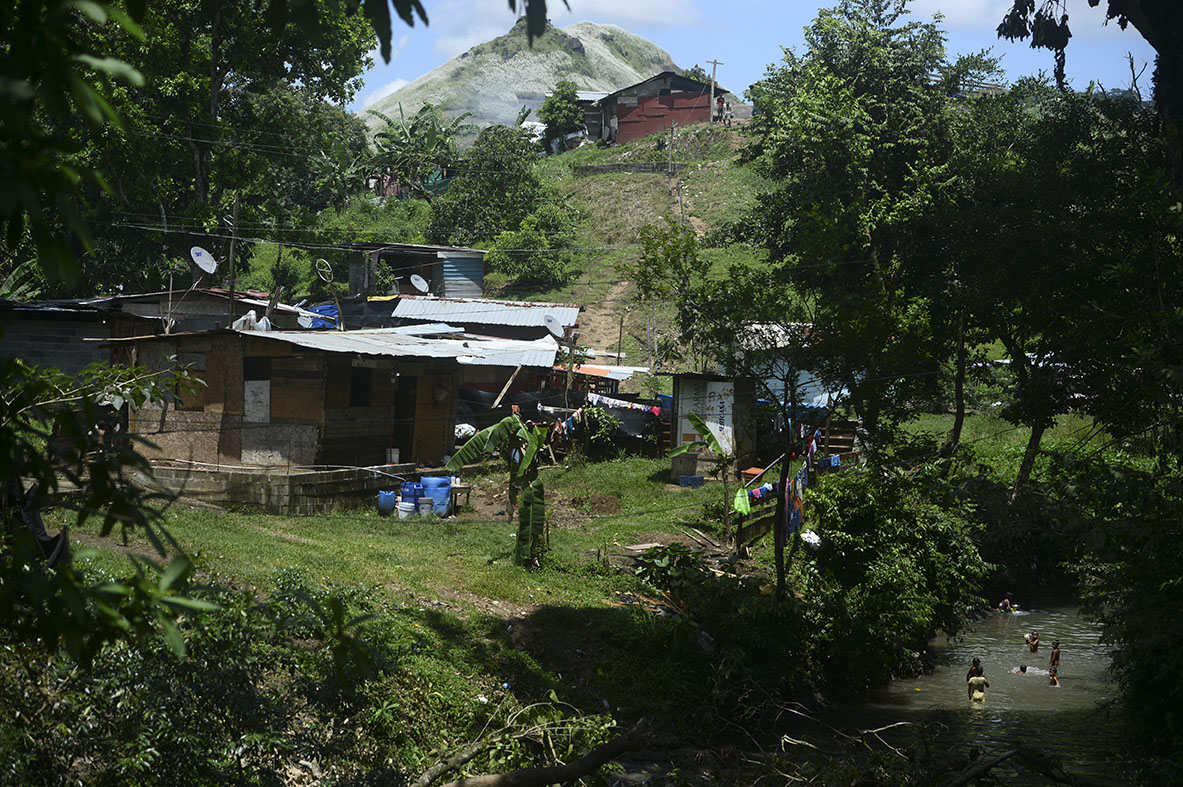 Una vivienda en Kuna Nega. Algunas familias construyen sus casas en las orillas del río Mocambo, al cual bajan para lavar sus ropas. Román Dibulet