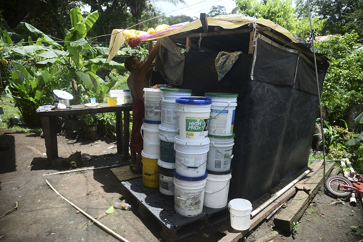 Lo moradores en Kuna Nega deben acumular agua en recipientes para sus necesidades básicas. Román Dibulet