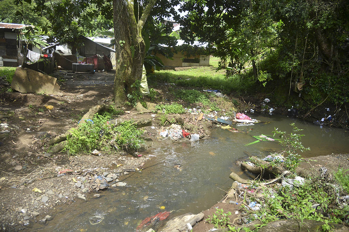 El río Mocambo vierte sus aguas al Canal de Panamá, atraviesa gran parte de la comunidad de Kuna Nega y es contaminado por la mal disposición de la basura de los pobladores. Román Dibulet