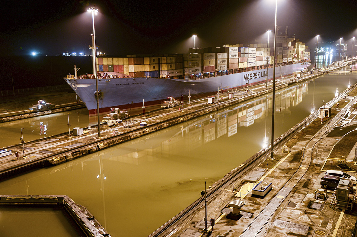 El tránsito nocturno de un buque de carga por el canal. Mayo 2016. Román Dibulet