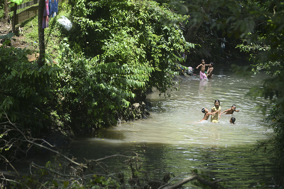 Es común ver a los niños de la comunidad de Kuna Nega bañándose en las aguas contaminadas del río Mocambo. Román Dibulet