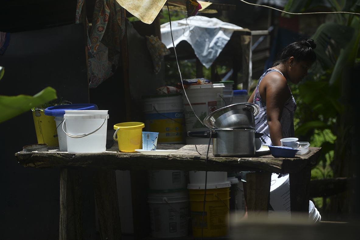 La falta del suministro de  agua dificulta el aseo en muchas de las casas del sector de Kuna Nega, donde se acumulan los utensilios de cocina. Román Dibulet