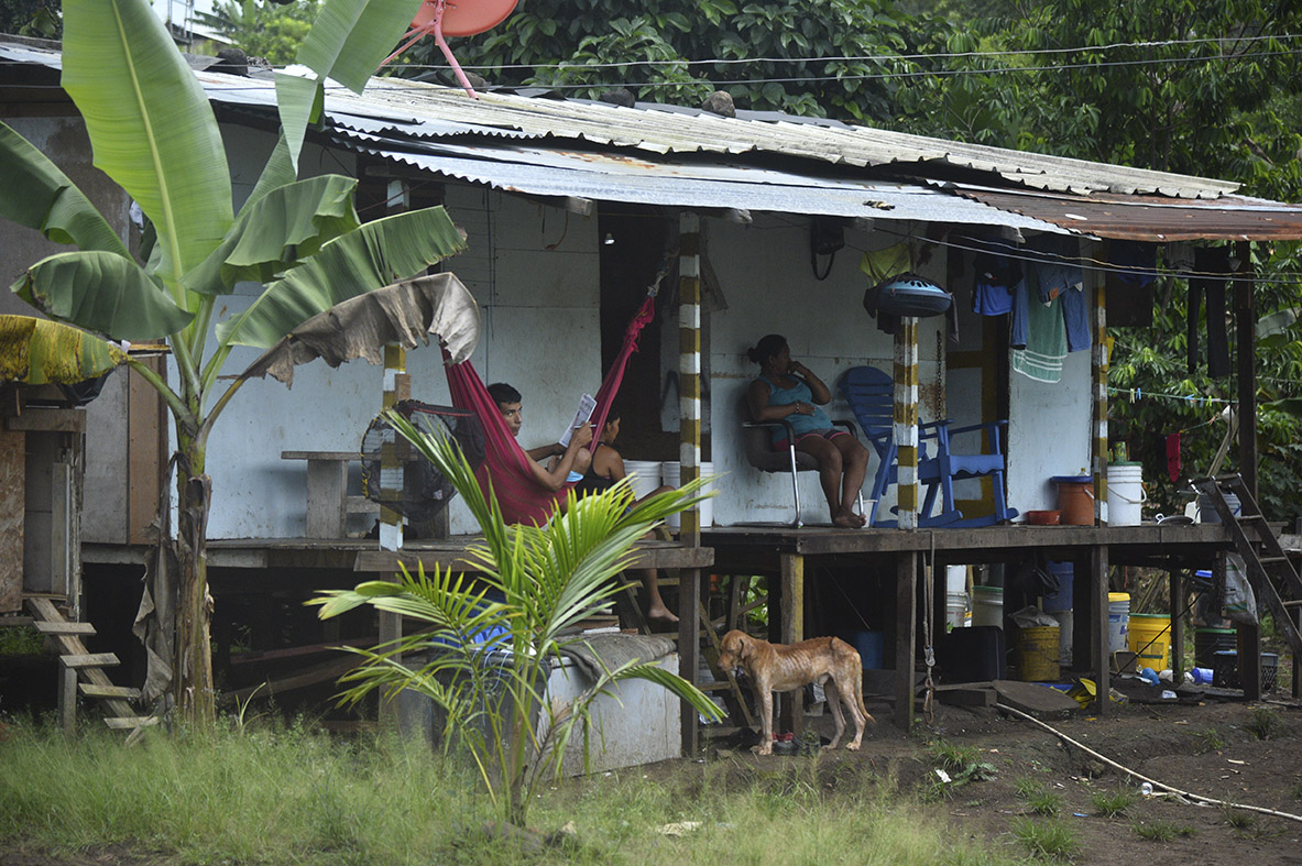 Son muchos los años de sacrificios para llegar a tener una casa precariamente más segura y organizada en Kuna Nega. Román Dibulet