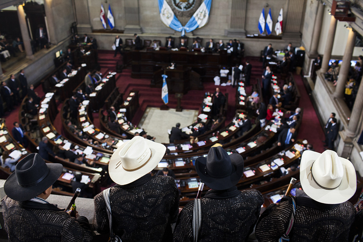 Autoridades indígenas presencian a la plenaria del 28 de noviembre 2016, en el Congreso de la República, sobre la aprobación del sistema de justicia. Simone Dalmasso