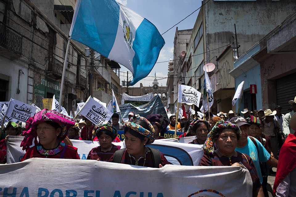 Mujeres indígenas desfilan por el centro histórico capitalino durante la marcha del agua de abril 2016. Simone Dalmasso