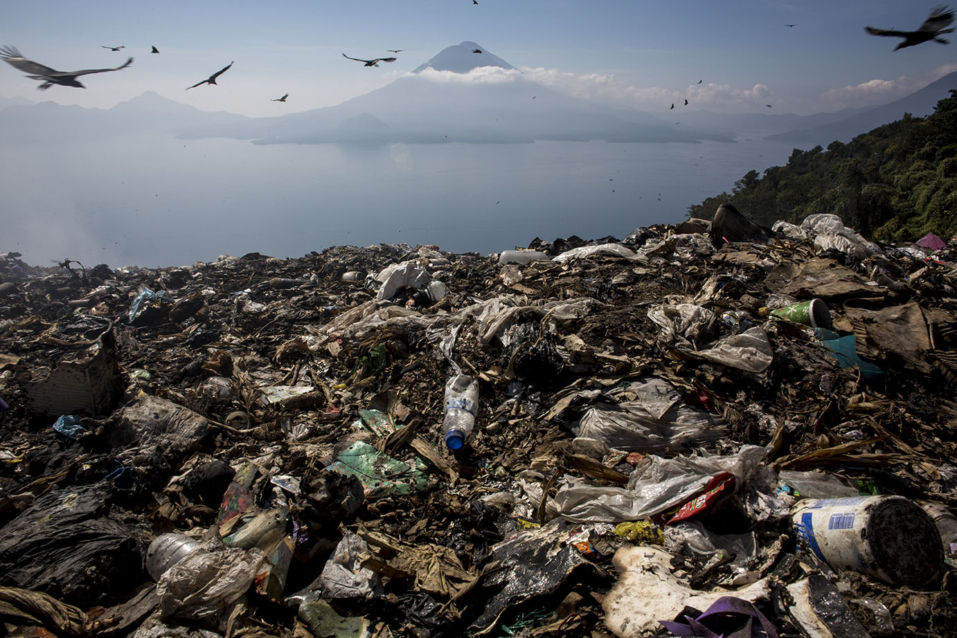 Vista de la cuenca del lago de Atitlán desde el basurero a cielo abierto del municipio de Sololá. Noviembre 2019. Simone Dalmasso