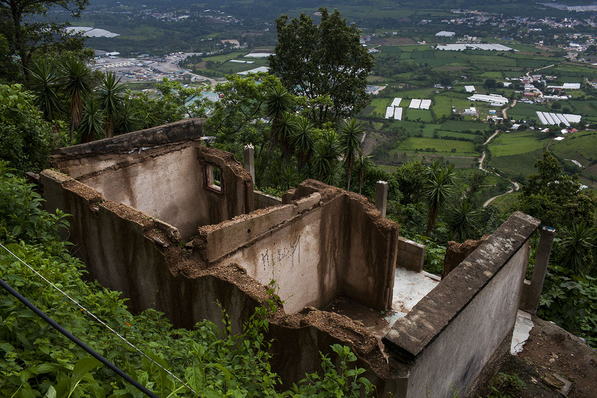 Los restos de una casa abandonada miran el municipio de San Rafael Las Flores desde la montaña, en junio 2017. Simone Dalmasso