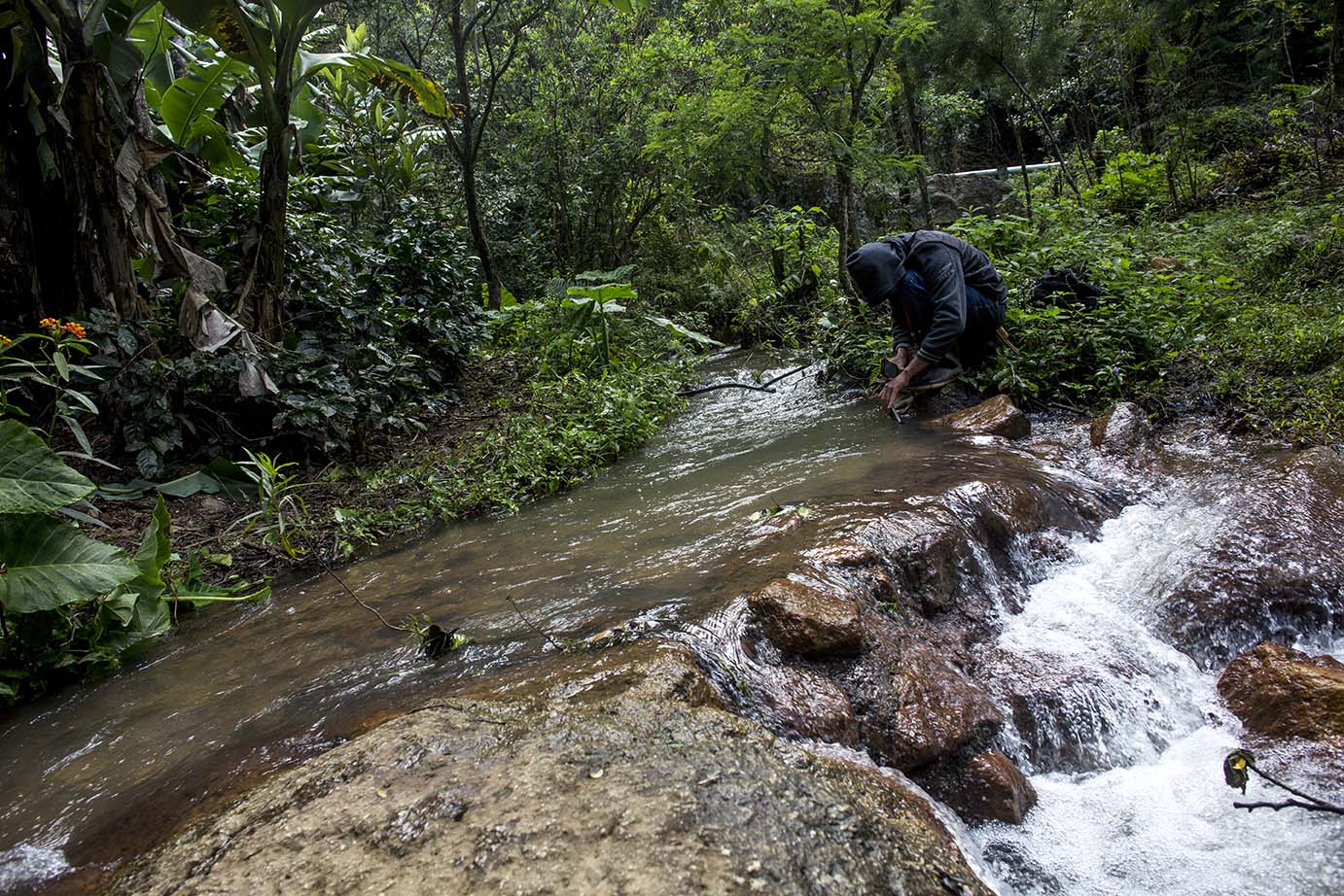 Jorge Luís Cano, 22, mide con una sonda el nivel de PH de una fuente que alimenta al municipio de San Rafael Las Flores, el jueves 26 de noviembre. Simone Dalmasso