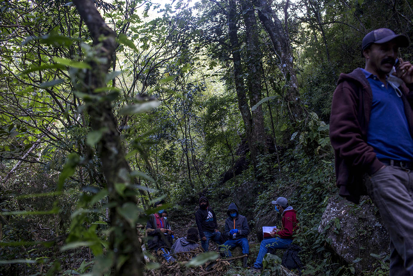 El equipo de la Resistencia de San Rafael Las Flores, en la madrugada del jueves 26 de noviembre, empieza el recorrido de fuentes y ríos para el análisis de la calidad del agua. Simone Dalmasso