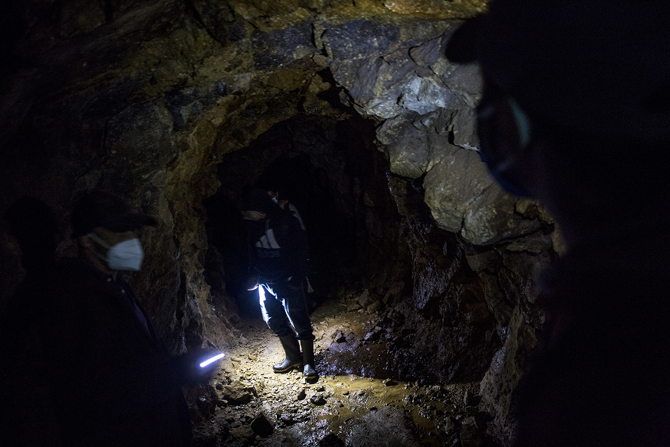 Uno de los tantos túneles cavados, según la gente del lugar, en el época de la colonia española demuestra que la explotación minera tiene orígenes lejanas en la historia de la región. Simone Dalmasso