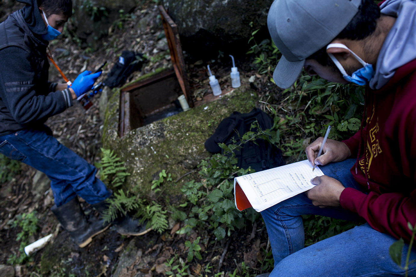 Fredy Joel García y Jorge Luis Cano empiezan su labor de análisis y registro de los valores del agua en la montaña que domina el área de San Rafael Las Flores. Simone Dalmasso