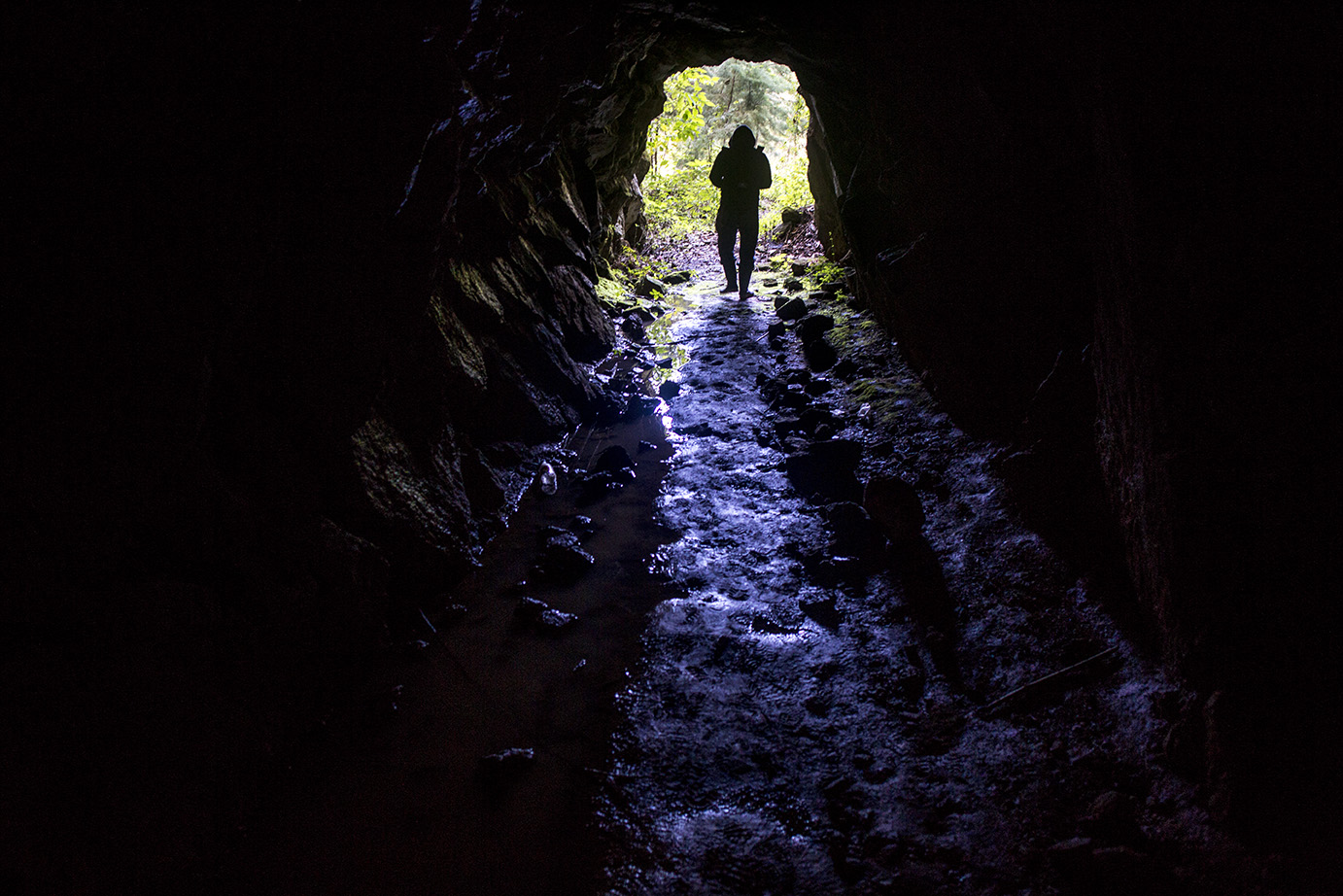Un miembro del equipo de sondeo sale de un túnel en la montaña de San Rafael Las Flores. Simone Dalmasso