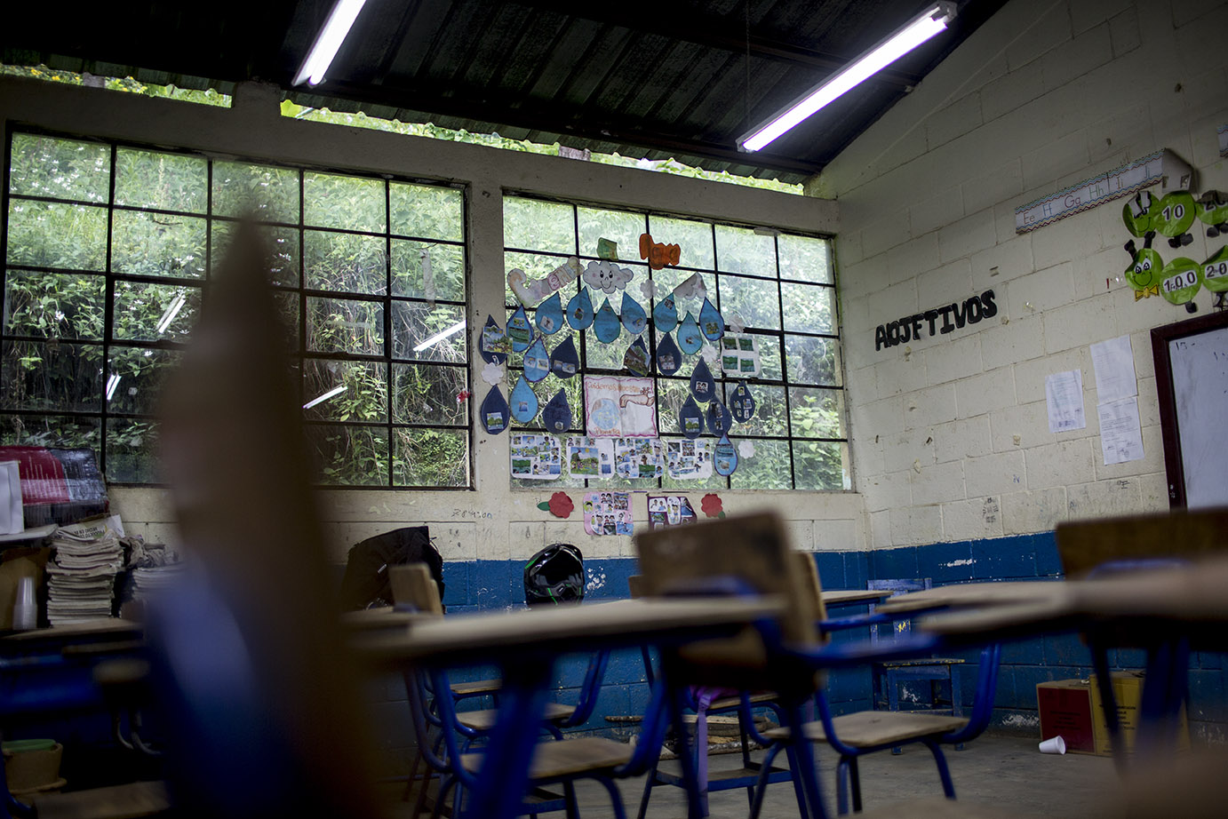 Un trabajo de sensibilización sobre la importancia de cuidar el agua destaca pegado en las ventanas del aula de cuarto grado de la Escuela Rural Mixta de Vuelta Grande. Simone Dalmasso