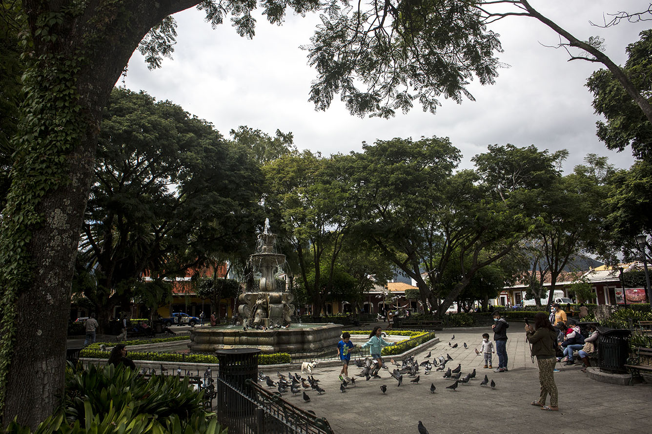El parque central de La Antigua Guatemala, con su famosa fuente, objeto de miles de postales turísticas. Simone Dalmasso